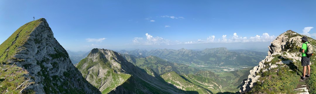 Caméra de tournage installée face aux Alpes suisses
