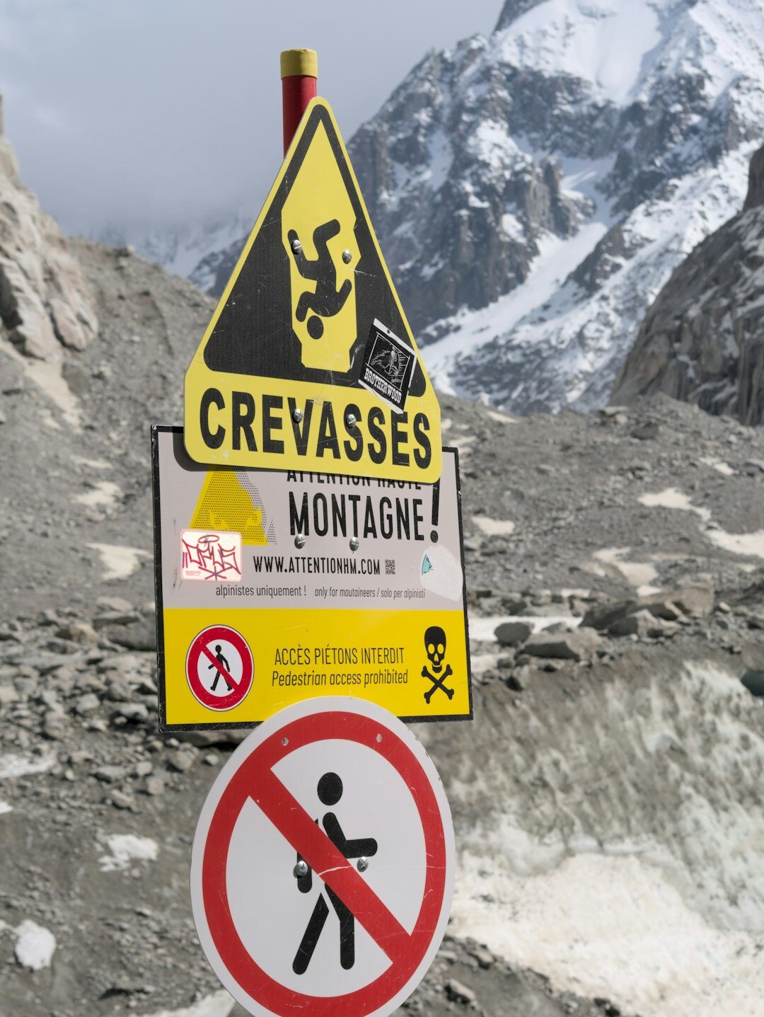 Vidéaste suisse au poste de montage multi-écrans
